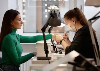 Маникюр и педикюр