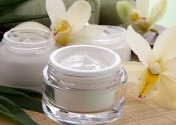 кремов с надписью fragrance на этикетке