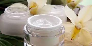 кремов с надписью fragrance на этикетке