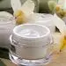 кремов с надписью fragrance на этикетке