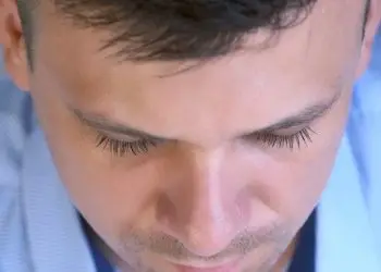 Зачем мужчины сбривают ресницы