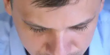 Зачем мужчины сбривают ресницы