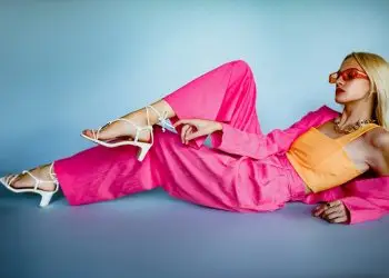 Широкие брюки с защипами