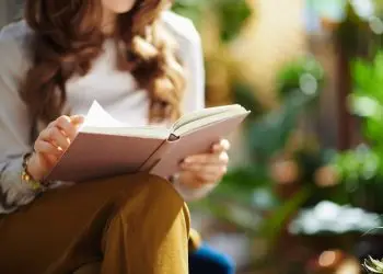 10 самых увлекательных книг, которые обсуждают весной 2025