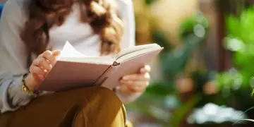 10 самых увлекательных книг, которые обсуждают весной 2025