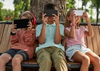 Поколение Альфа: как воспитывать детей и расти вместе с ними в эпоху технологий