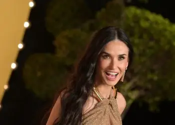 Деми Мур признали самой красивой женщиной мира в 2025 году