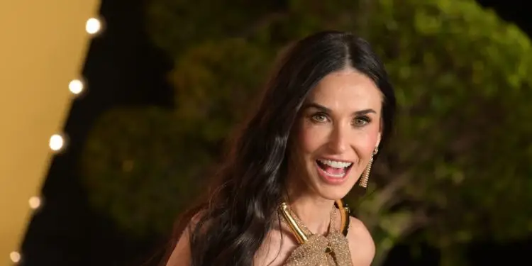 Деми Мур признали самой красивой женщиной мира в 2025 году