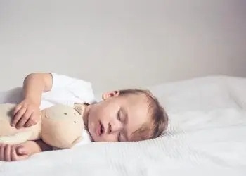 Матрасы и белье в детских кроватках могут выделять токсины