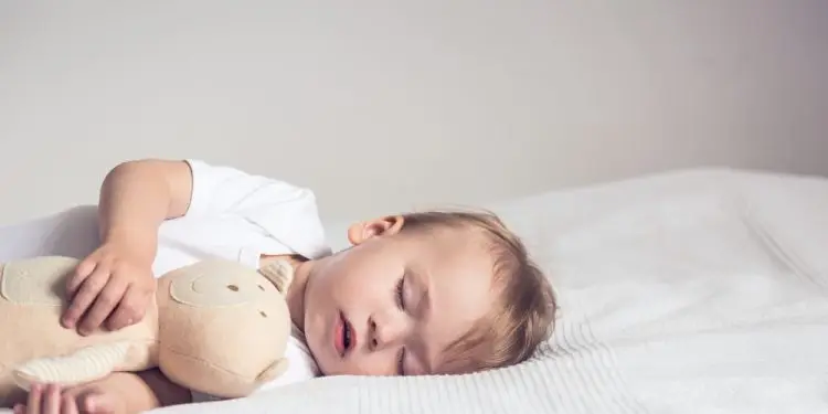 Матрасы и белье в детских кроватках могут выделять токсины