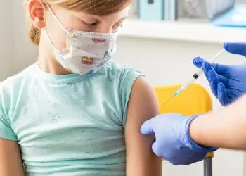 В США отменяют рекомендацию прививок от COVID для беременных и детей