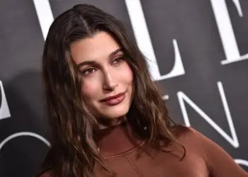 Хейли Бибер продала свою марку косметики за миллиард долларов