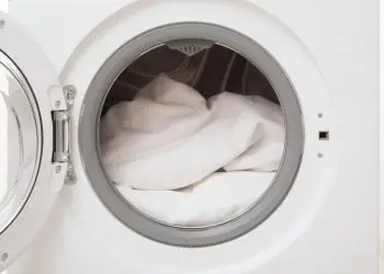 Как часто нужно стирать постельное бельё и как делать это правильно