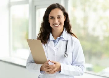 10 самых высокооплачиваемых профессий для женщин в США в 2025 году