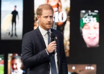 Принц Гарри объяснил, почему не вернется с Меган и детьми в Британию