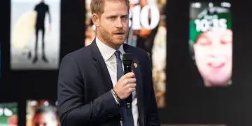 Принц Гарри объяснил, почему не вернется с Меган и детьми в Британию