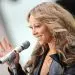 55-летняя Мэрайя Кэри удивила публику стройной фигурой и роскошным образом.