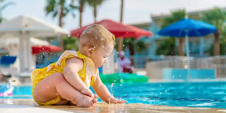 Как защитить ребенка летом у бассейна