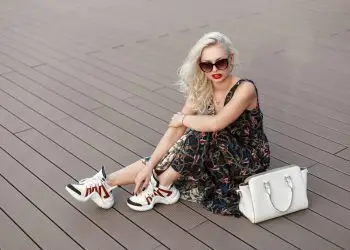 Как носить платья с кроссовками