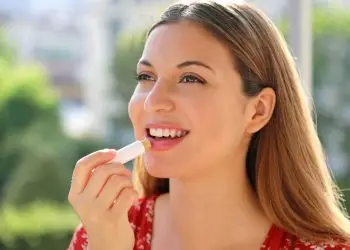 для чего нужно защищать губы от летнего солнца