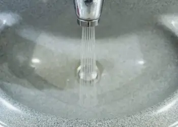 Никогда не пейте эти напитки в самолёте