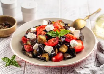 Летний салат с баклажанами
