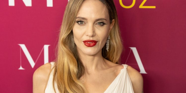 Анджелина Джоли