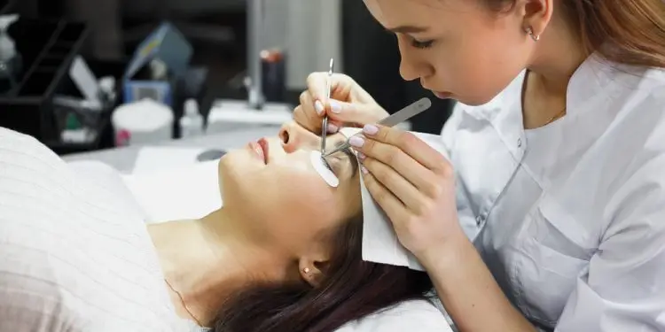 мастер по ресницам