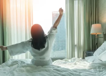 Стоит ли спать в нижнем белье?