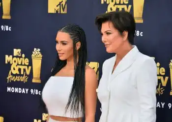 Ким Кардашьян и ее маму раскритиковали за съемку в купальниках