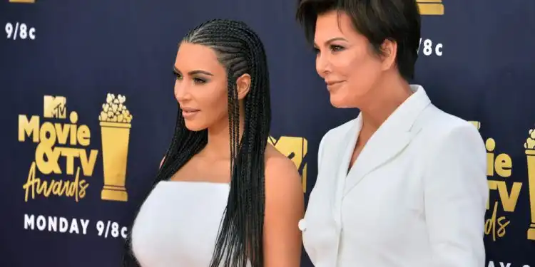 Ким Кардашьян и ее маму раскритиковали за съемку в купальниках