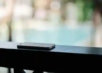 телефон экраном вниз