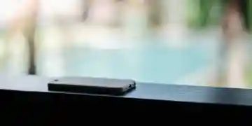 телефон экраном вниз