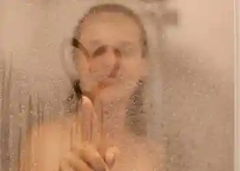 не стоит злоупотреблять горячими ваннами и душем