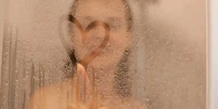 не стоит злоупотреблять горячими ваннами и душем