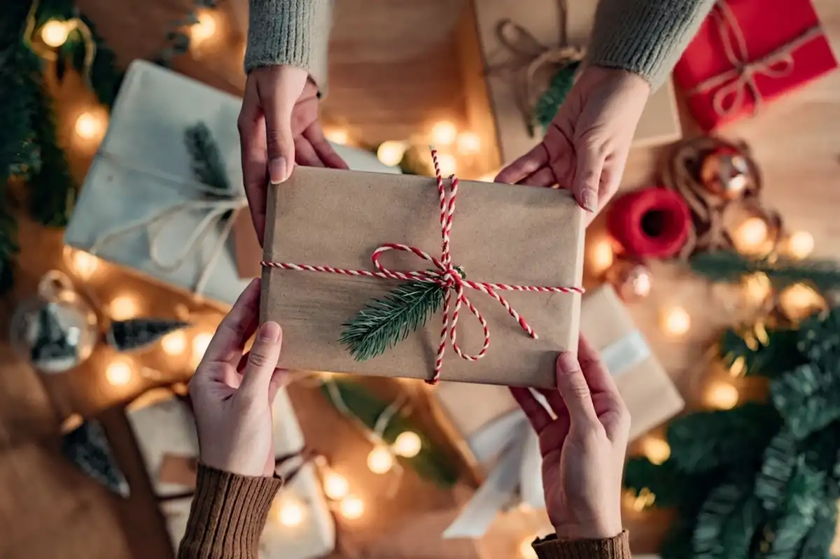 подарки из Walmart до $25 на праздничном столе среди техники и аксессуаров