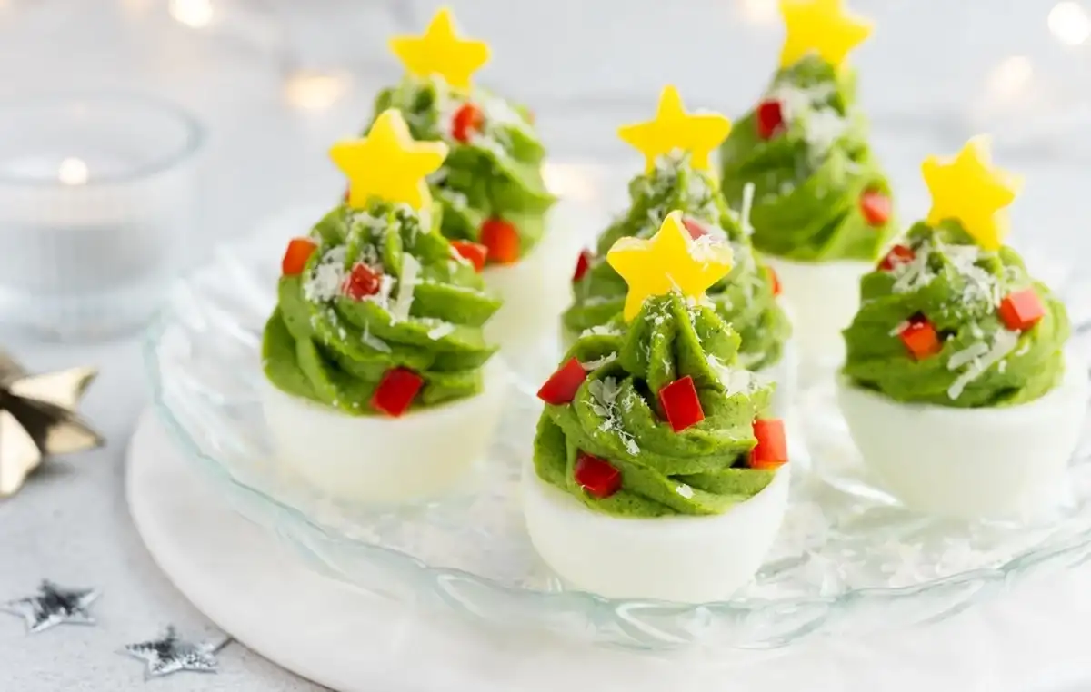 рождественские закуски на праздничном столе с фаршированными яйцами и сыром