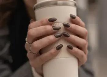 Уютный осенний тренд в маникюре