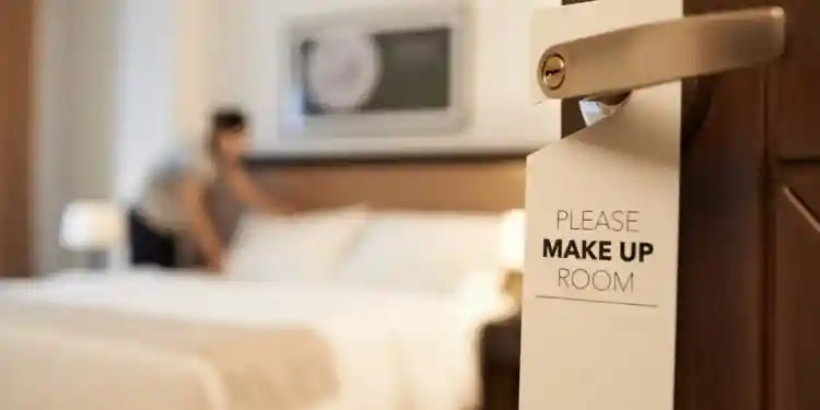 9 работников, которым часто забывают давать чаевые