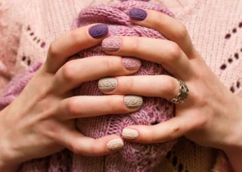 «Свитер на ногтях» возвращается: 7 трендов нейл-дизайна осени 2025